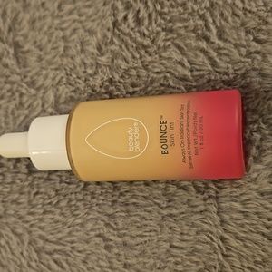 FULL SIZE BEAUTYBLENDER BOUNCE SKIN TINT SHADE LIGHT 1